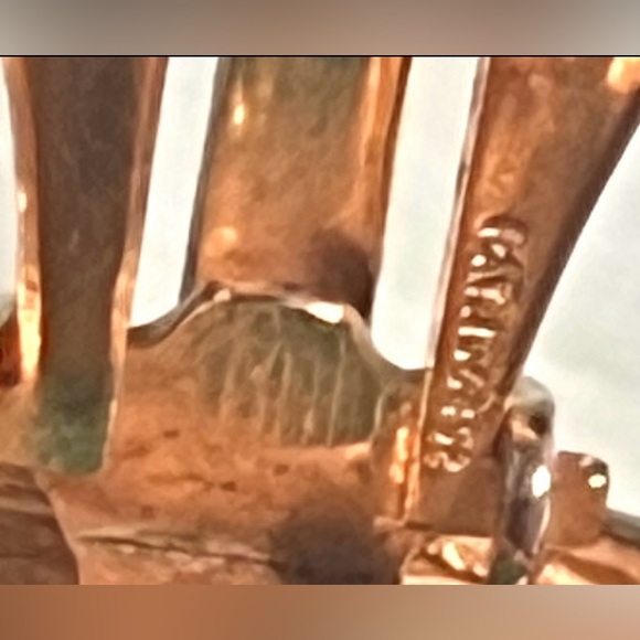 Vintage Trifari Emerald Cabochon Shell Textured Clip-On Earrings - Picture 2 of 10